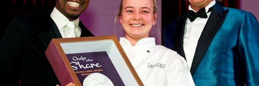 Jami-Lee Saunders van Grootbos Foundation, wat onlangs as â€œJong Sjef van 2015â€ aangewys is, ontvang hier haar toekenning